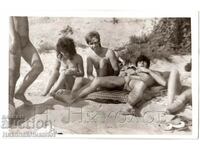 OLD PHOTO YOUNG MEN AND WOMEN ON THE BEACH D749