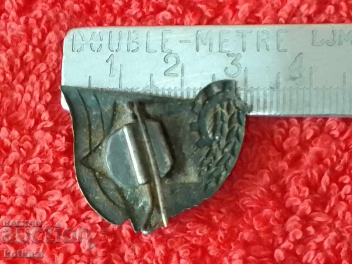 Стара соц значка бронз Йосип Броз Тито Югославия с цена 21.00 лв. | € 10.74 Стара соц значка бронз Йосип Броз Тито Югославия с цена 21.00 лв. | € 10.74