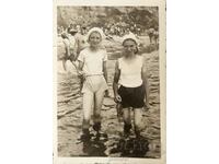 България Стара снимка фотография - две млади момичета прия..
