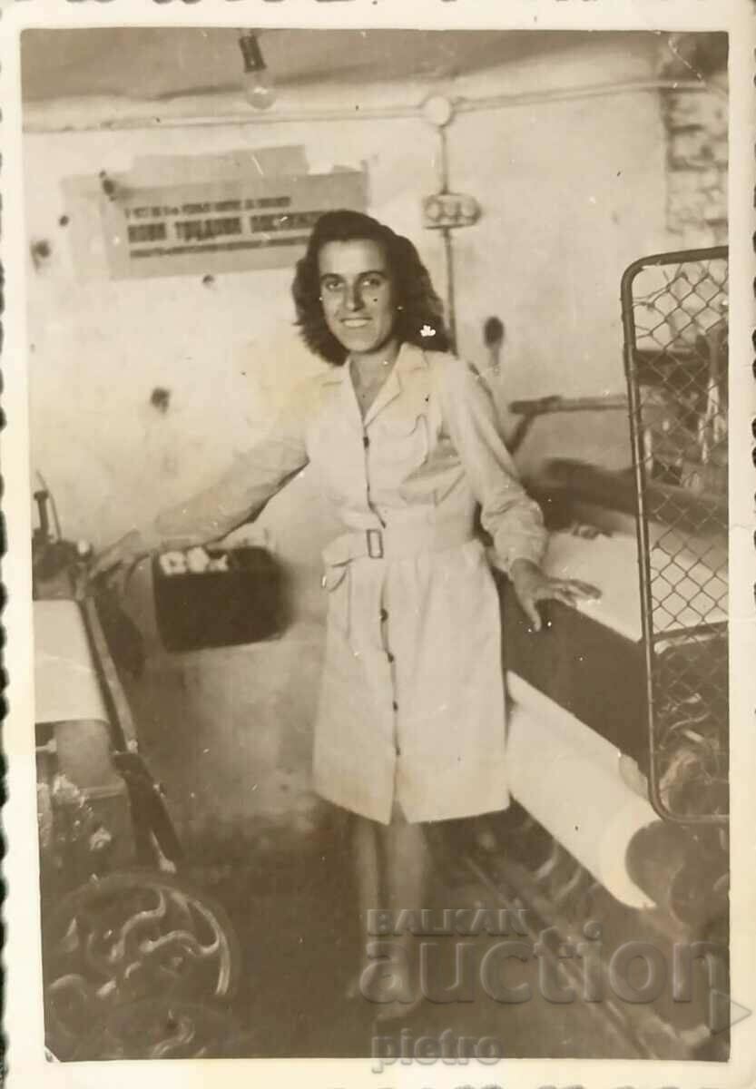 Bulgaria Fotografie veche cu o tânără la serviciu.