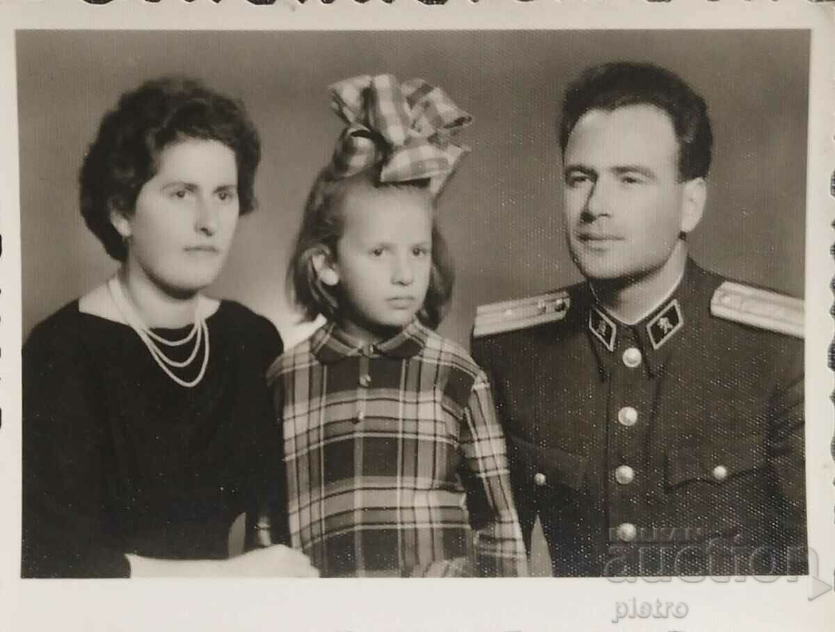 България Стара снимка - офицер със своето семейство.