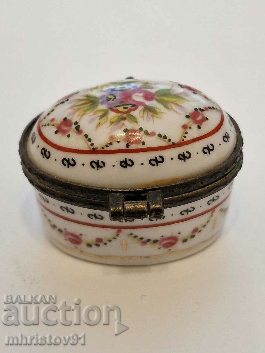Porcelain pill box. Pill box