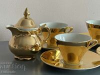 Un frumos set de cafea auriu de colecție