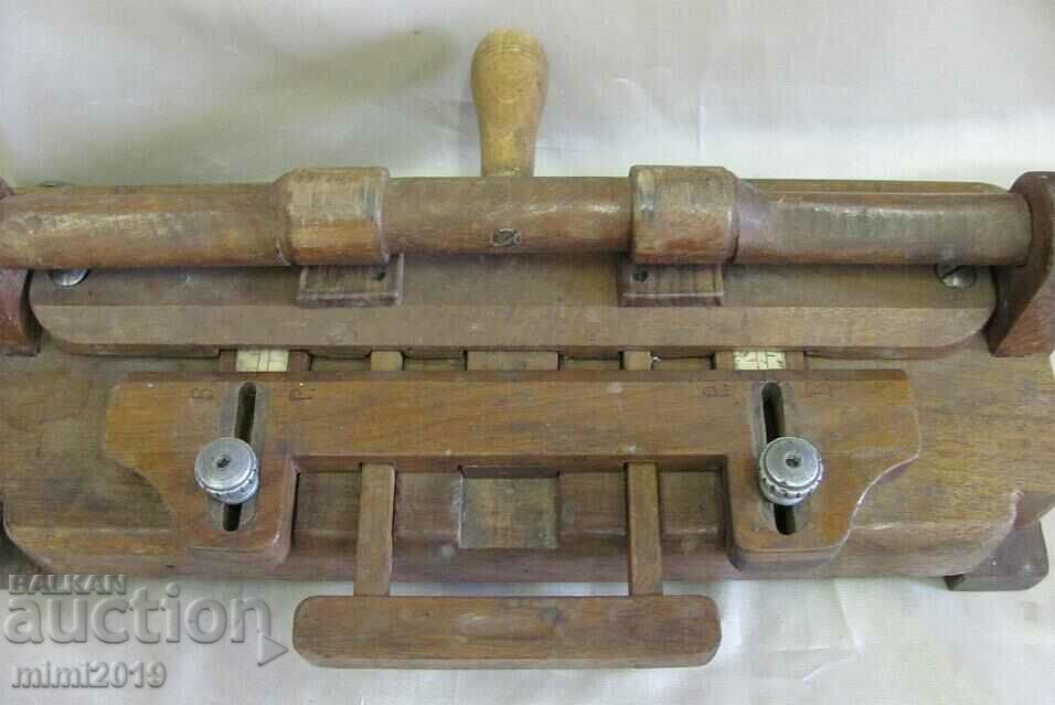 Ξύλινη πρωτότυπη μηχανή κοπής φωτογραφιών 19ου αιώνα με τιμή 200.00 BGN | € 102.26 Ξύλινη πρωτότυπη μηχανή κοπής φωτογραφιών 19ου αιώνα με τιμή 200.00 BGN | € 102.26