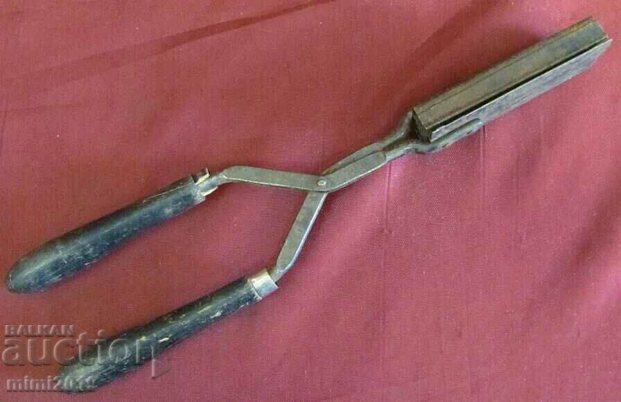 19 век Маша за Коса метал и дърво с цена 80.00 лв. | € 40.90 19 век Маша за Коса метал и дърво с цена 80.00 лв. | € 40.90