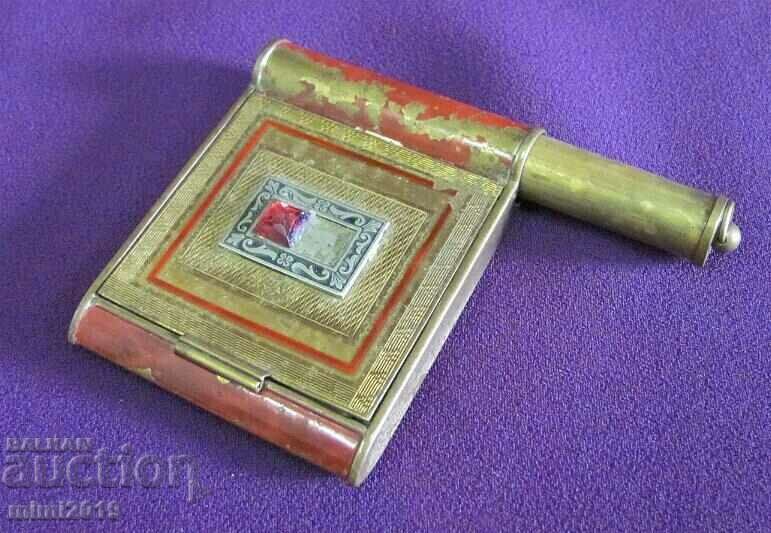 Art Deco Stara Poudriera with Lipstick with price 60.00 BGN | € 30.68 Art Deco Stara Poudriera with Lipstick with price 60.00 BGN | € 30.68