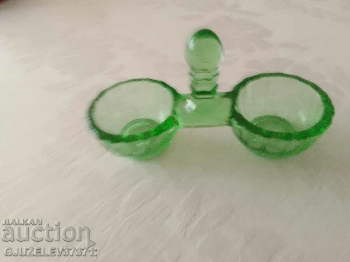 Delivery of Art Deco green glass salt shaker Delivery of Art Deco green glass salt shaker