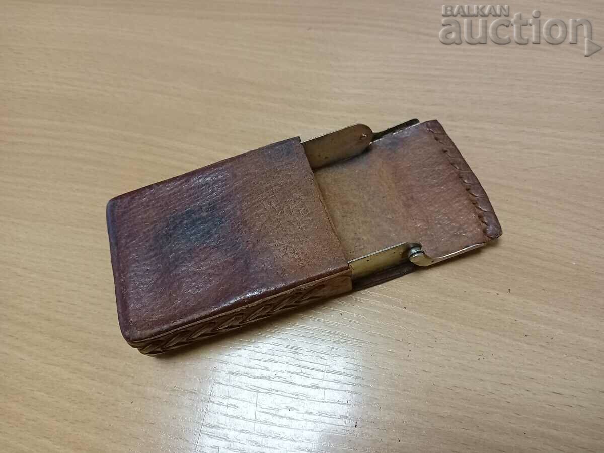 Leather snuff box for cigarettes BT pack Stuartdessa social 70s with price 21.00 BGN | € 10.74 Leather snuff box for cigarettes BT pack Stuartdessa social 70s with price 21.00 BGN | € 10.74