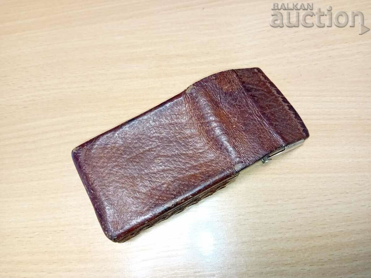 Auction Leather snuff box for cigarettes BT pack Stuartdessa social 70s Auction Leather snuff box for cigarettes BT pack Stuartdessa social 70s