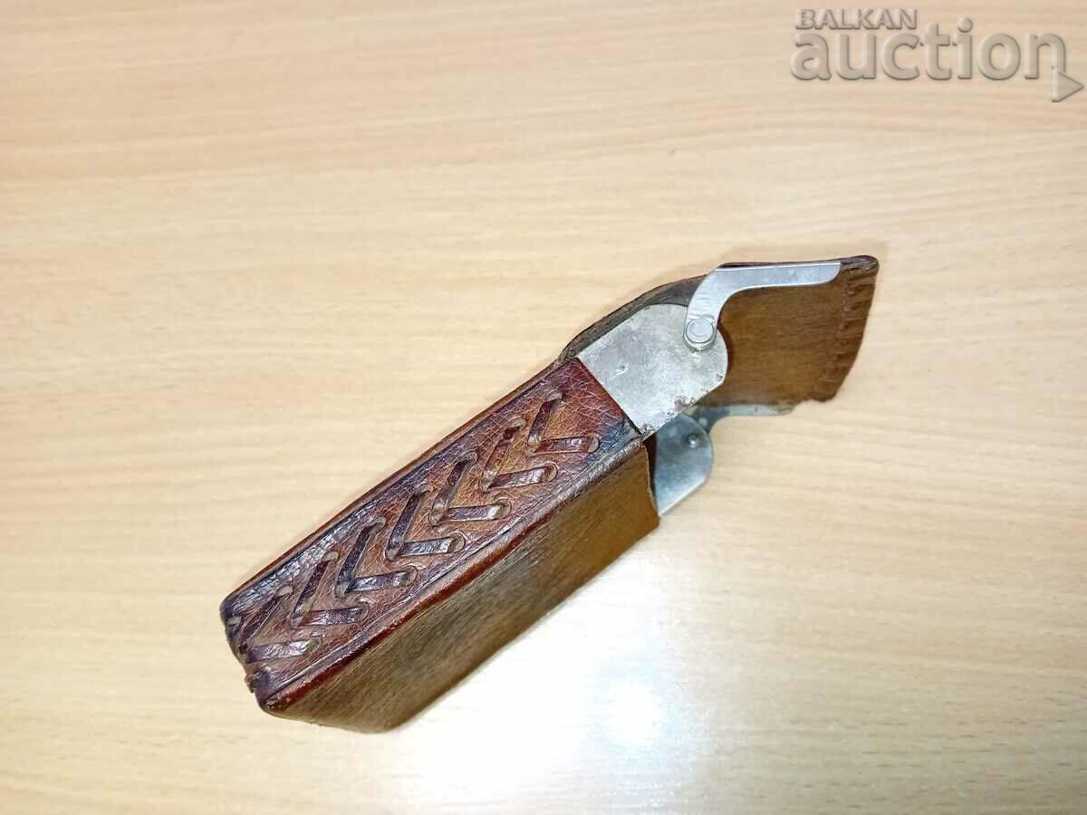 Delivery of Leather snuff box for cigarettes BT pack Stuartdessa social 70s Delivery of Leather snuff box for cigarettes BT pack Stuartdessa social 70s