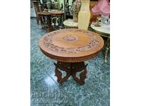 O masă mare mare sculptată în lemn antic