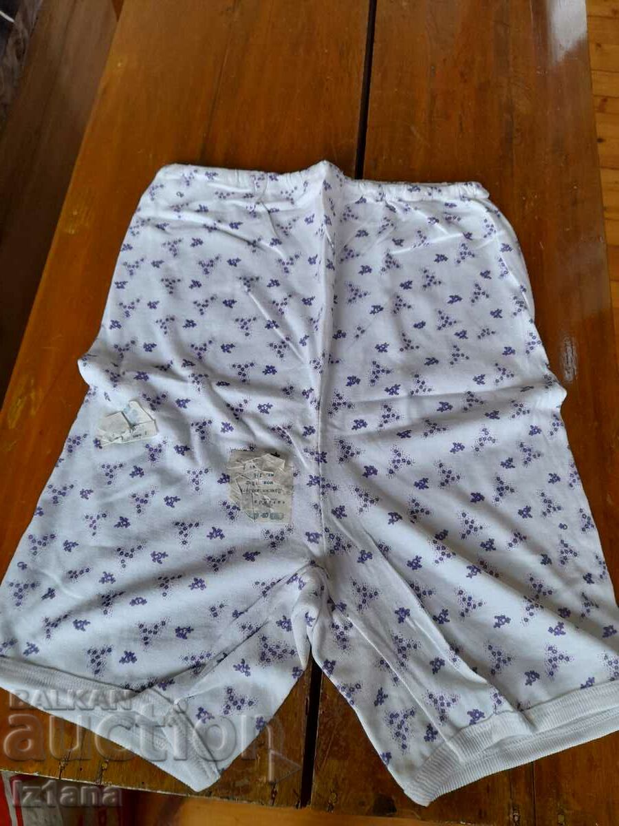 Pantaloni de bătrâni cu preț 23.00 BGN | € 11.76 Pantaloni de bătrâni cu preț 23.00 BGN | € 11.76