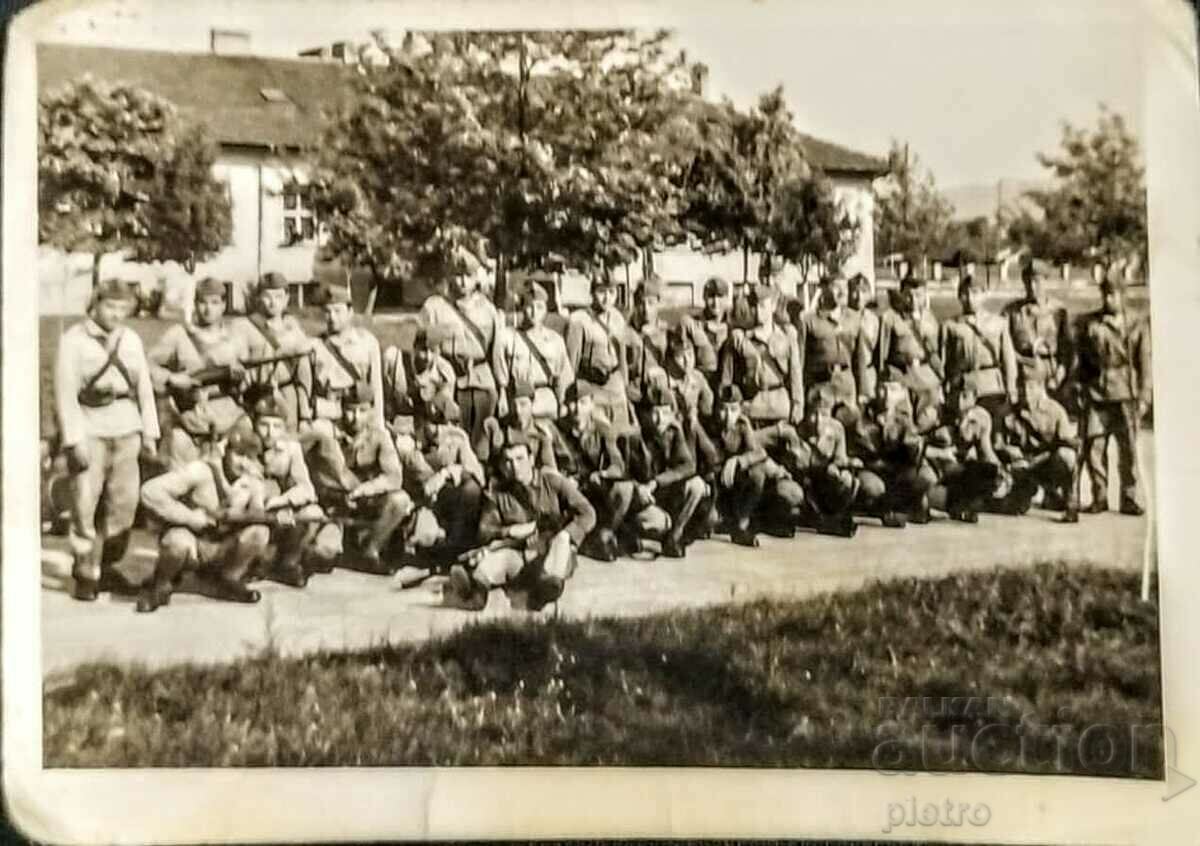 България Стара снимка фотография на група военно поделение.