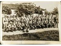 България Стара снимка фотография на група военно поделение.