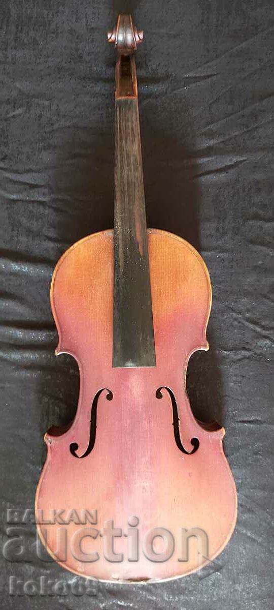 O vioară veche, nefolosită