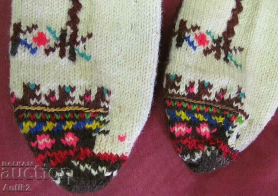 Ciorapi costumati tricotati manual din secolul al XIX-lea