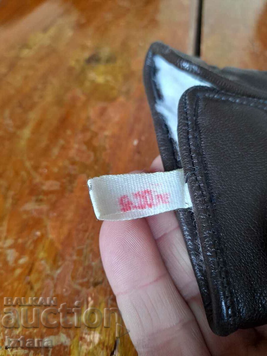 Delivery of Old Men's Winter Gloves Delivery of Old Men's Winter Gloves