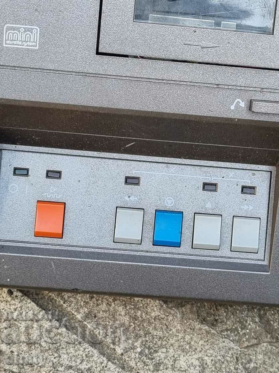 Livrarea Casetofon vechi cu casete mici Livrarea Casetofon vechi cu casete mici