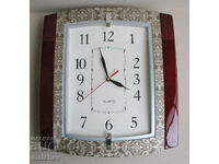 Spectacular wall clock 33/38 cm plastic quartz, excellent