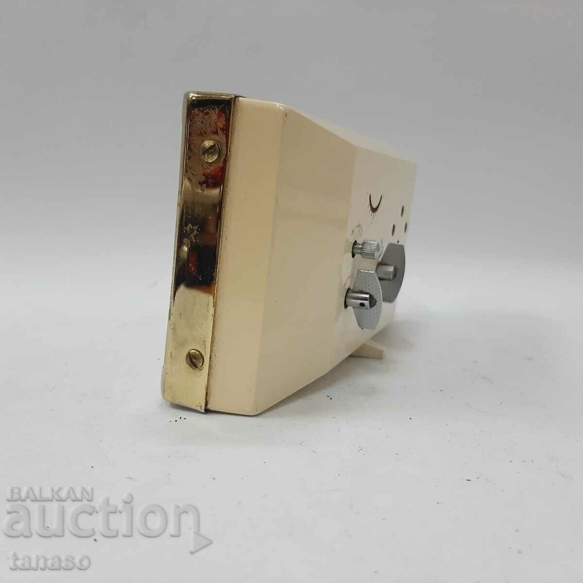 Delivery of Old Chinese alarm clock with thermometer(1.5) Delivery of Old Chinese alarm clock with thermometer(1.5)