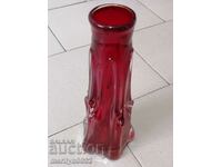 Стара ваза червено духано стъкло