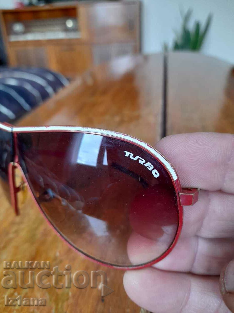 Livrarea Ochelari de soare vechi Turbo Livrarea Ochelari de soare vechi Turbo