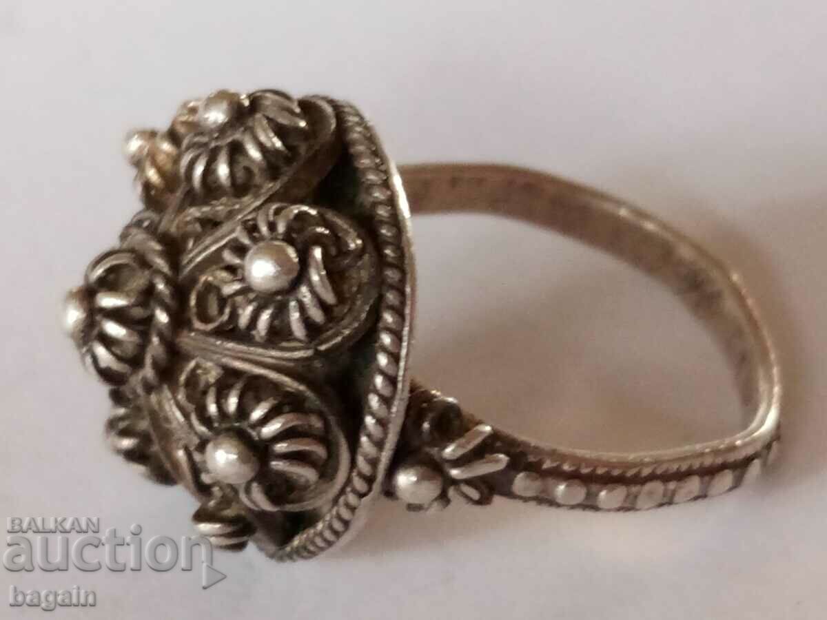 Ασημένιο δαχτυλίδι από φιλιγκράν.