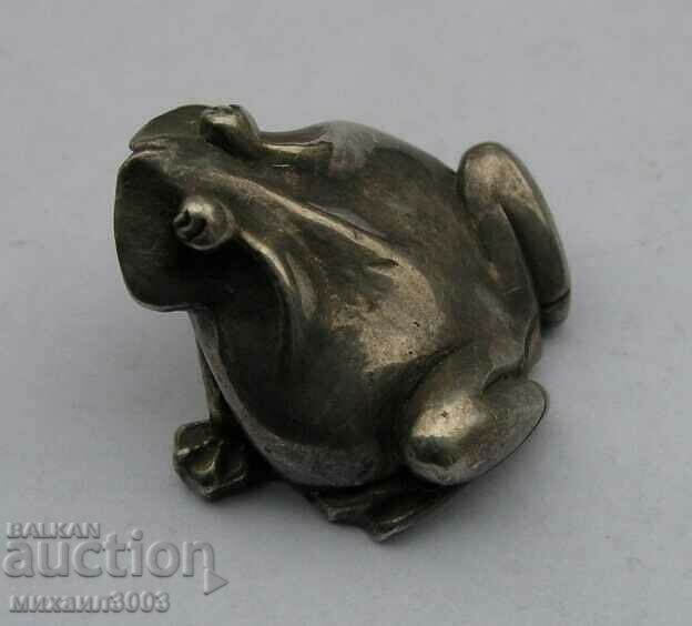 Auction  DESIGNER SILVER FIGURINE OF A FROG