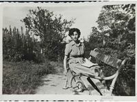 България Стара снимка фотография - млада жена чете книга ...