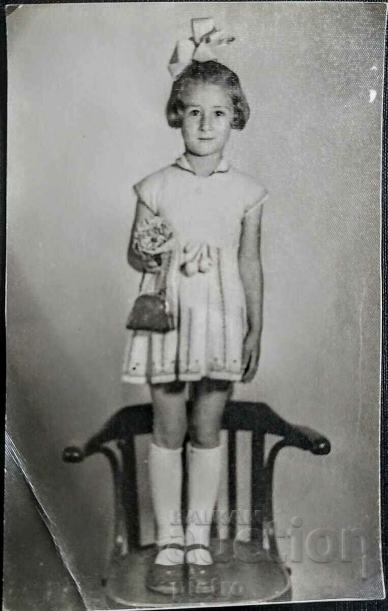 Bulgaria Fotografie veche a unei fete cu o panglică în timp ce...
