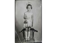 Βουλγαρία Παλιά φωτογραφία ενός κοριτσιού με κορδέλα ενώ..