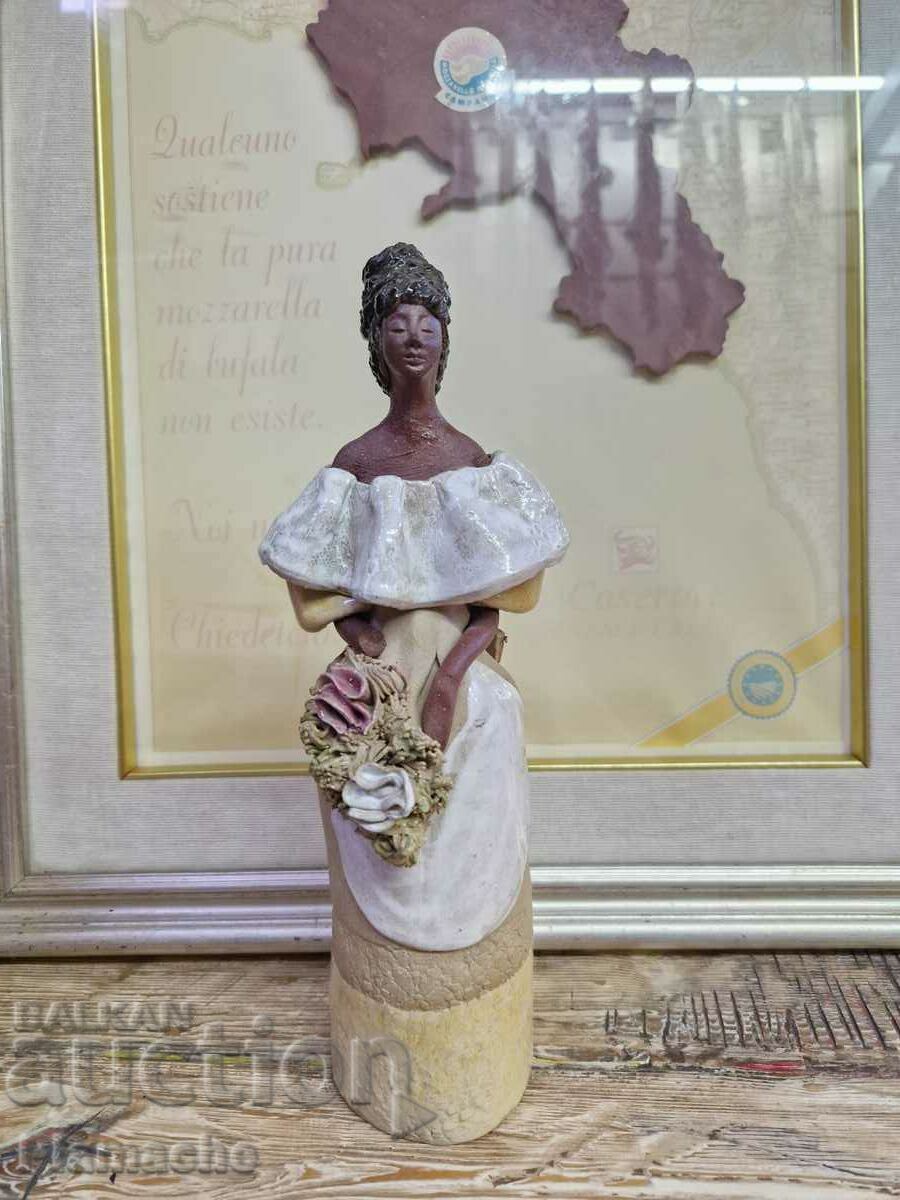 Figurină de porțelan a unei femei