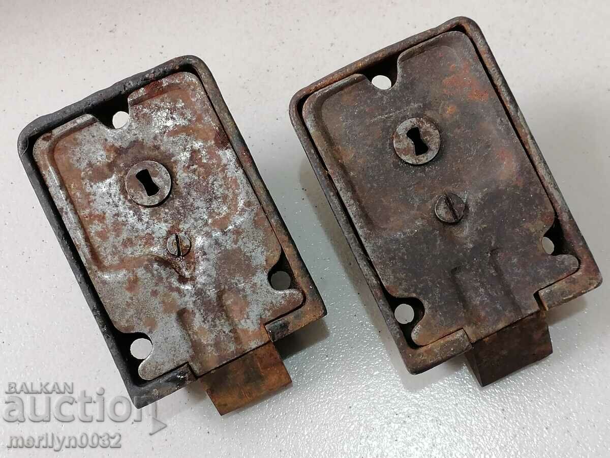 Lacăte vechi, 2 zăvoare, încuietori cu preț 55.00 BGN | € 28.12 Lacăte vechi, 2 zăvoare, încuietori cu preț 55.00 BGN | € 28.12