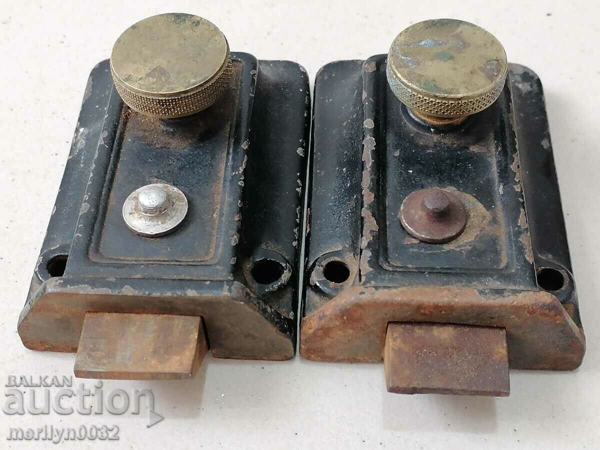 Licitație Lacăte vechi, 2 zăvoare, încuietori Licitație Lacăte vechi, 2 zăvoare, încuietori