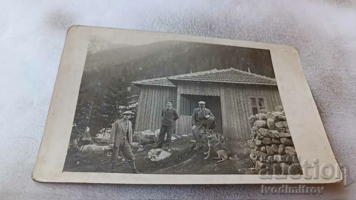 Φωτογραφία Rila Τρεις άντρες και ένα κουνάβι. ένας σκύλος μπροστά από τη βίλα Kovachevu 1932