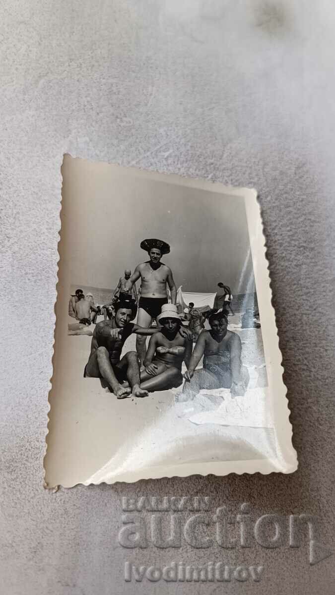 Снимка Трима мъже и млада жена на плажа