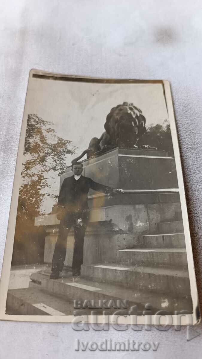 Φωτογραφία Rousse Νεαρός άνδρας μπροστά από το Μνημείο της Ελευθερίας 1931