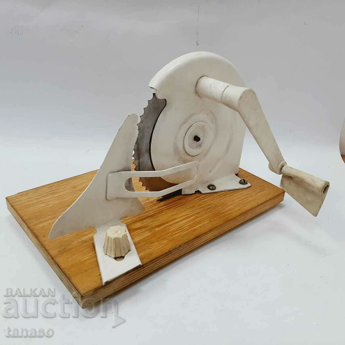 Vechi feliator manual de pâine și mezeluri cu preț € 26.00 | 50.85 BGN Vechi feliator manual de pâine și mezeluri cu preț € 26.00 | 50.85 BGN
