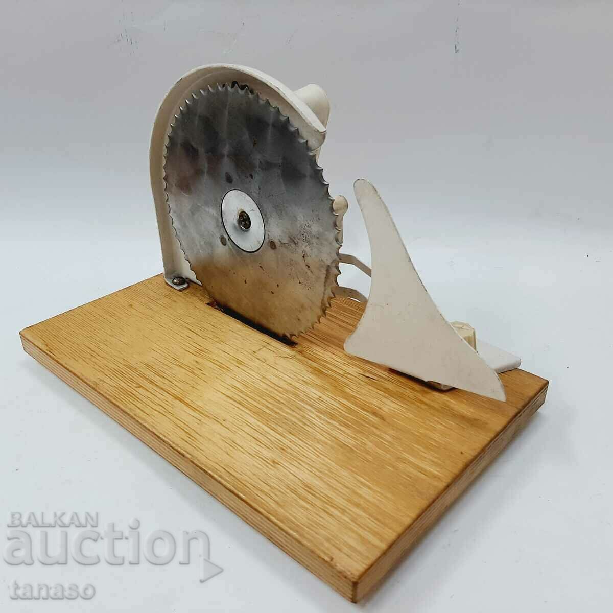 Auction  Old manual bread and appetizer slicer