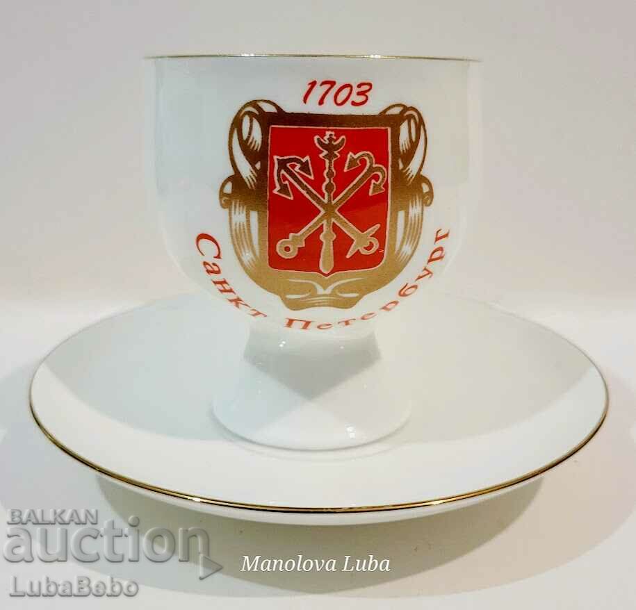 Порцеланова чаша с чиния, емблема на Санкт Петербург