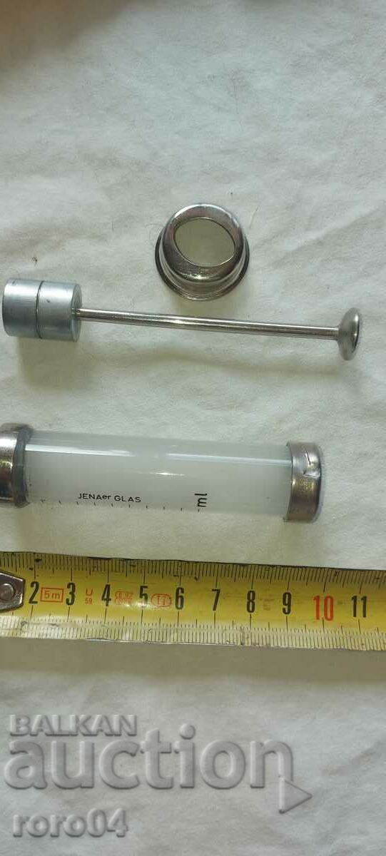 Auction SYRINGE - 100 c. Auction SYRINGE - 100 c.