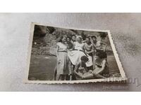 Снимка Младежи и девойки на брега на морето