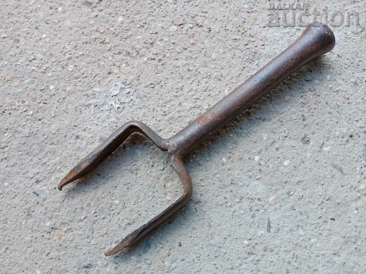 ancient primitive anvil with price 21.00 BGN | € 10.74 ancient primitive anvil with price 21.00 BGN | € 10.74