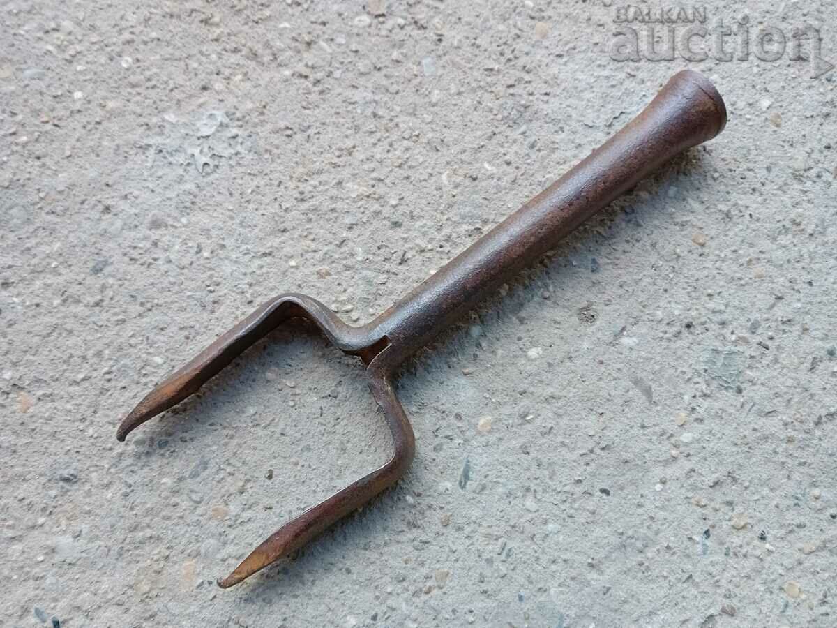 Delivery of ancient primitive anvil Delivery of ancient primitive anvil