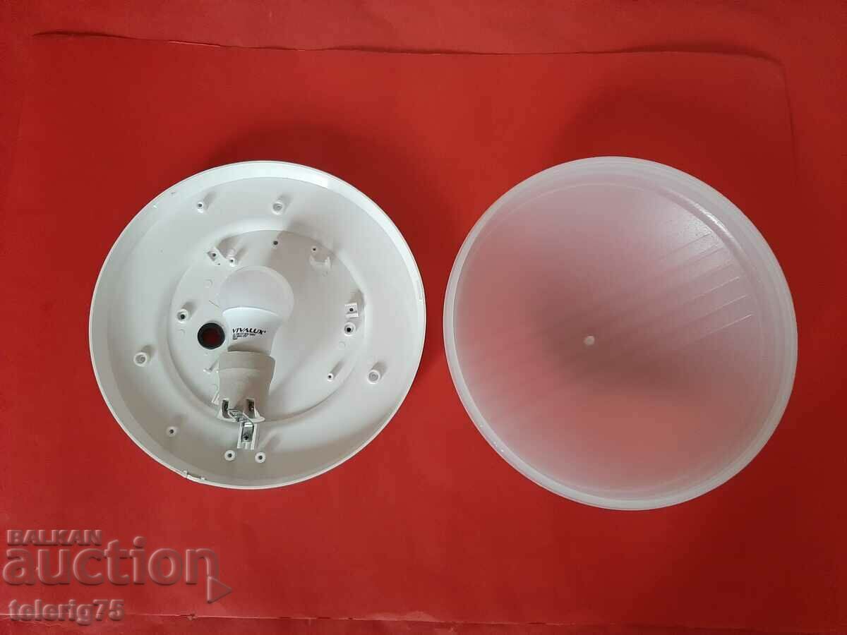 Влагозащитен Плафон IP44 за открит монтаж +LED Крушка с цена 15.00 лв. | € 7.67