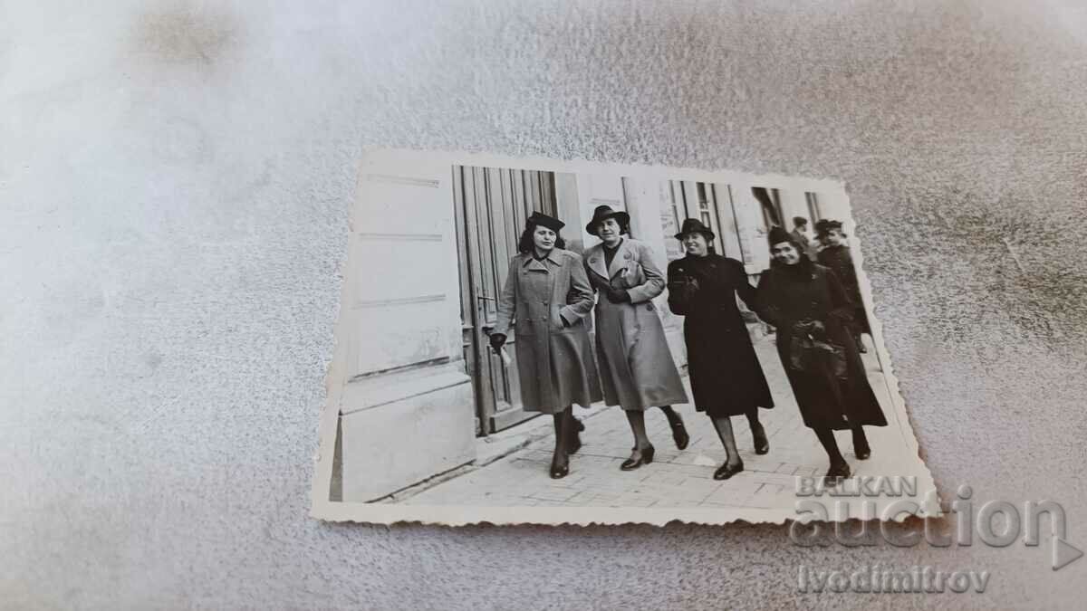 Снимка София Четири жени в зимни палта на разходка