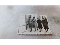 Φωτογραφία Σοφία Τέσσερις γυναίκες με χειμωνιάτικα παλτό σε μια βόλτα