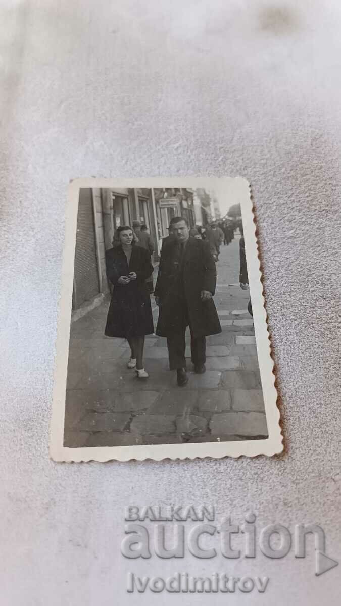 Fotografie Sofia Un bărbat și o fată tânără la plimbare 1941