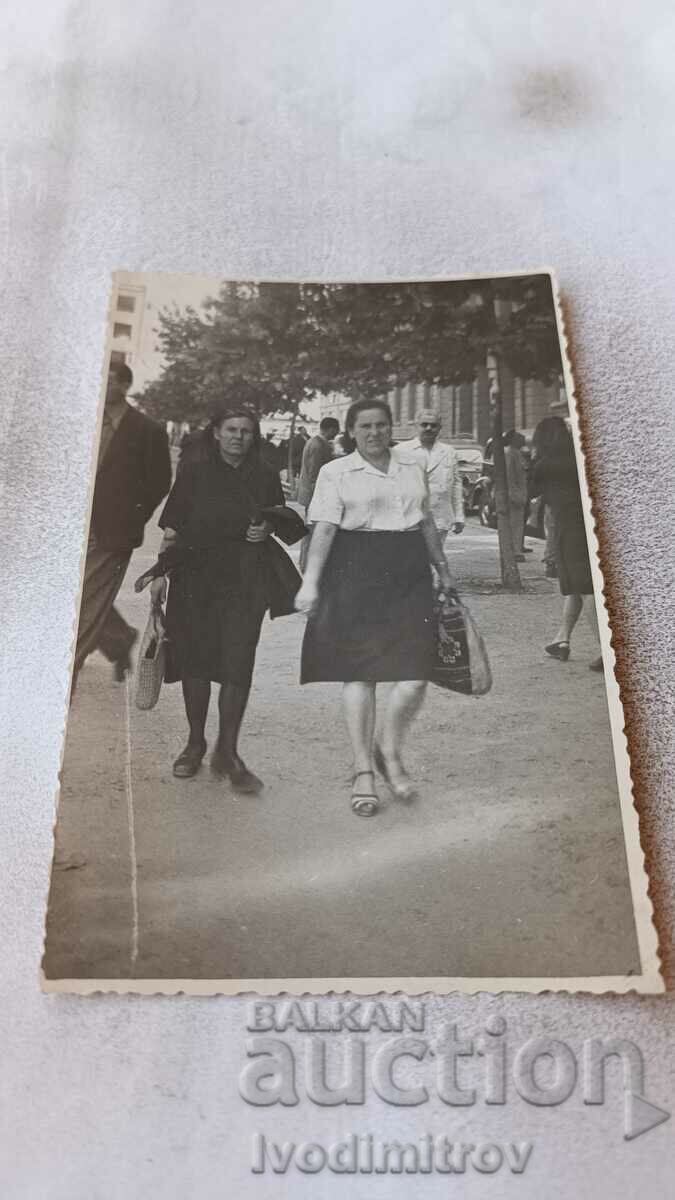 Снимка София Две жени на разходка 1946