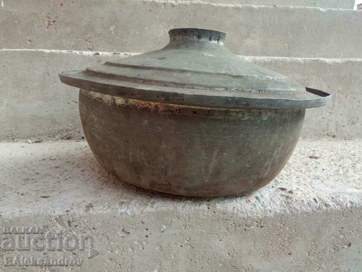 Licitație Oala renascentista din cupru cu capac Licitație Oala renascentista din cupru cu capac